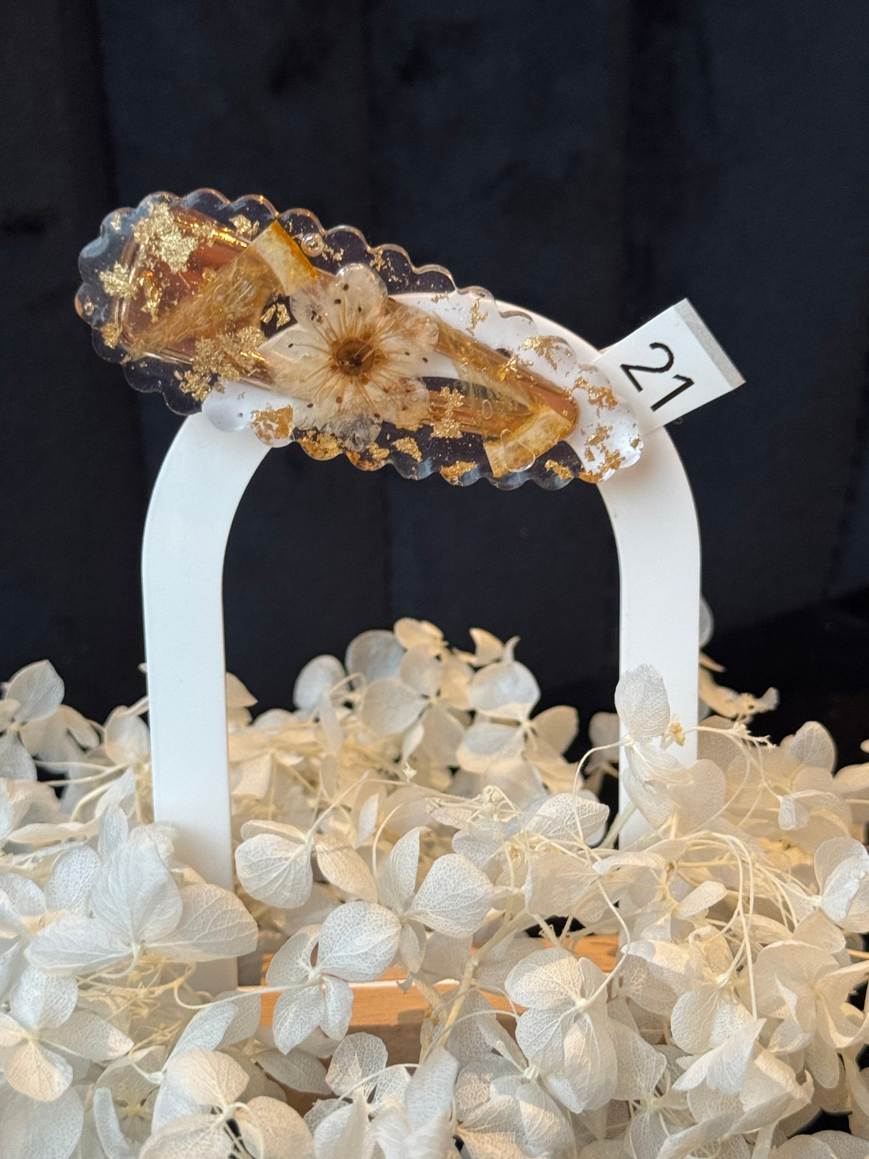 🌸Barrette en résine fleurs séchées et feuille d’or